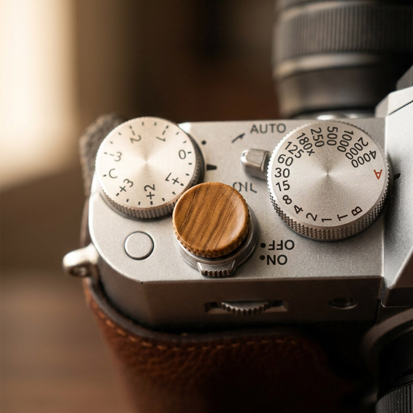 زر خشبي فاخر للكاميرات من فوجي - مراجعة Fujifilm Camera X-T5 وسعره